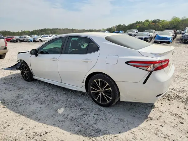 4T1B11HK4JU665202 2018 TOYOTA CAMRY - Image 2