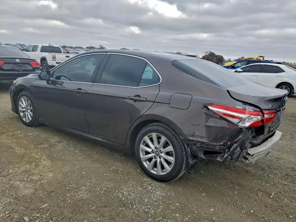 4T1B11HK4JU665782 2018 TOYOTA CAMRY - Image 2