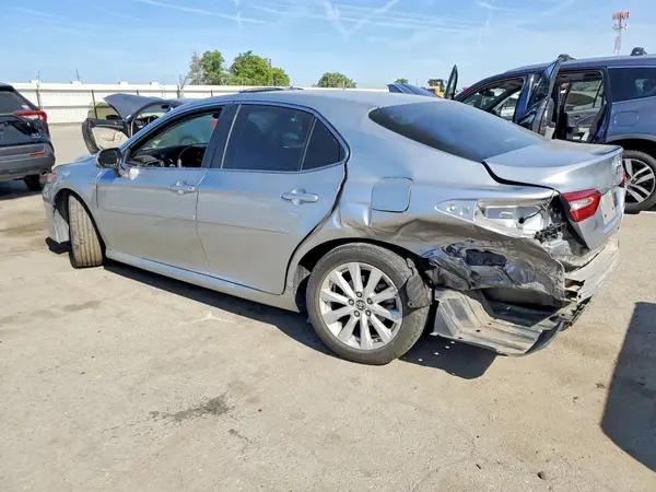 4T1B11HK4JU668309 2018 TOYOTA CAMRY - Image 2
