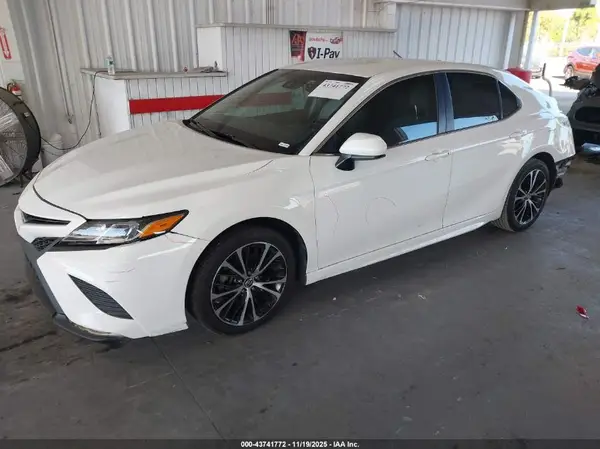 4T1B11HK4JU670058 2018 TOYOTA CAMRY - Image 2