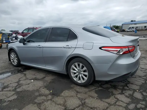 4T1B11HK4JU670836 2018 TOYOTA CAMRY - Image 2