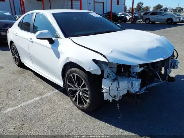 4T1B11HK4JU673428 2018 TOYOTA CAMRY - Image 1
