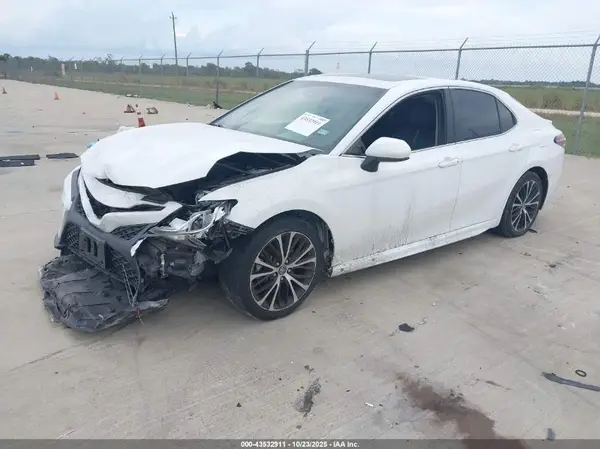 4T1B11HK4JU676622 2018 TOYOTA CAMRY - Image 2