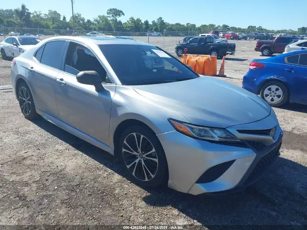 4T1B11HK4JU677138 2018 TOYOTA CAMRY - Image 1