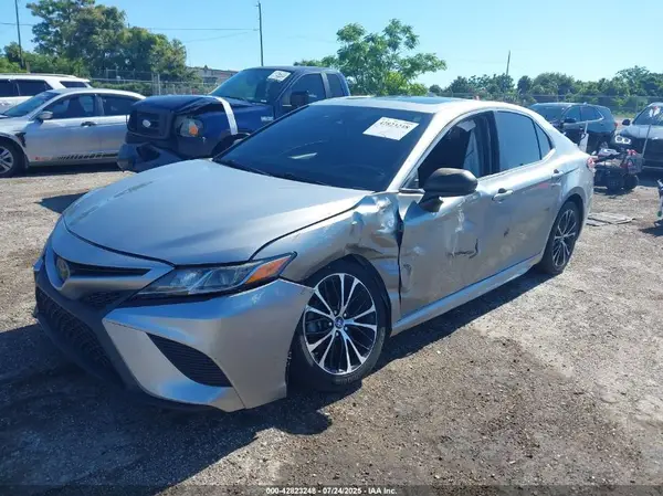 4T1B11HK4JU677138 2018 TOYOTA CAMRY - Image 2