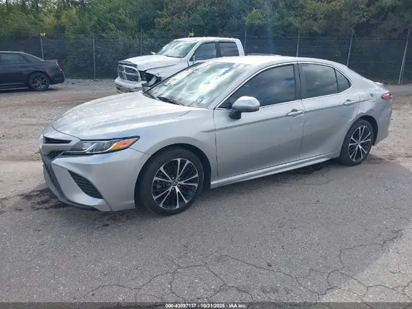 4T1B11HK4JU677480 2018 TOYOTA CAMRY - Image 2