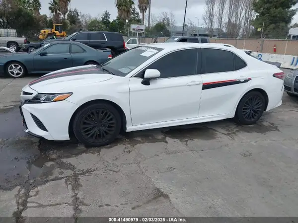 4T1B11HK4KU217995 2019 TOYOTA CAMRY - Image 2