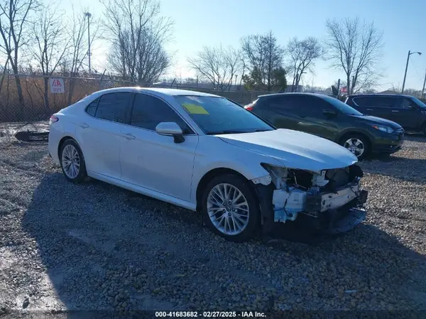 4T1B11HK5JU009963 2018 TOYOTA CAMRY - Image 1