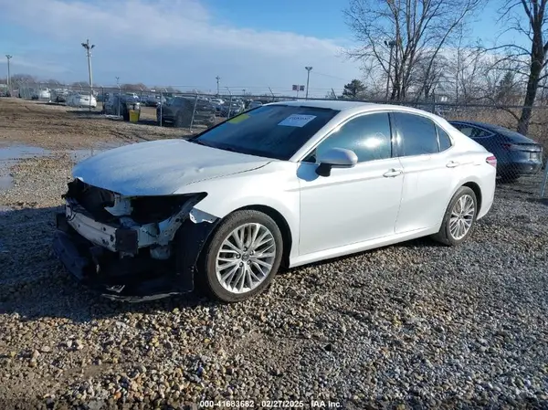 4T1B11HK5JU009963 2018 TOYOTA CAMRY - Image 2