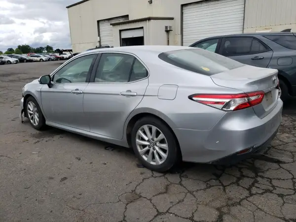 4T1B11HK5JU015665 2018 TOYOTA CAMRY - Image 2