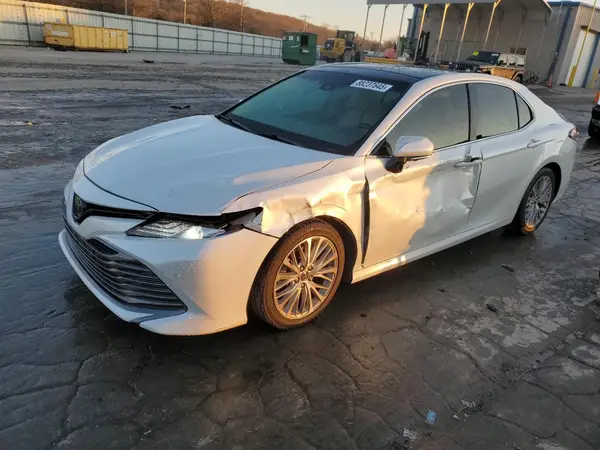 4T1B11HK5JU015696 2018 TOYOTA CAMRY - Image 1