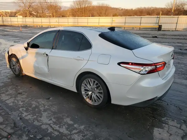 4T1B11HK5JU015696 2018 TOYOTA CAMRY - Image 2