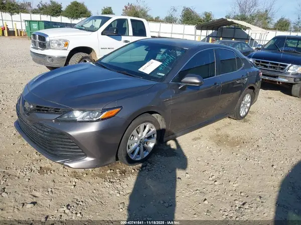 4T1B11HK5JU016895 2018 TOYOTA CAMRY - Image 2