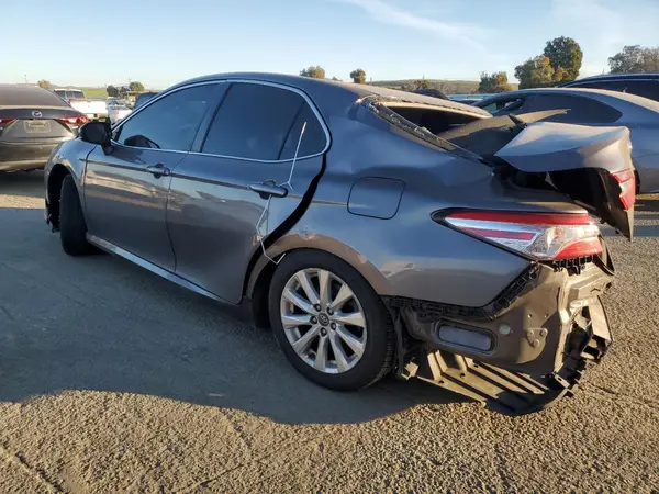 4T1B11HK5JU020610 2018 TOYOTA CAMRY - Image 2