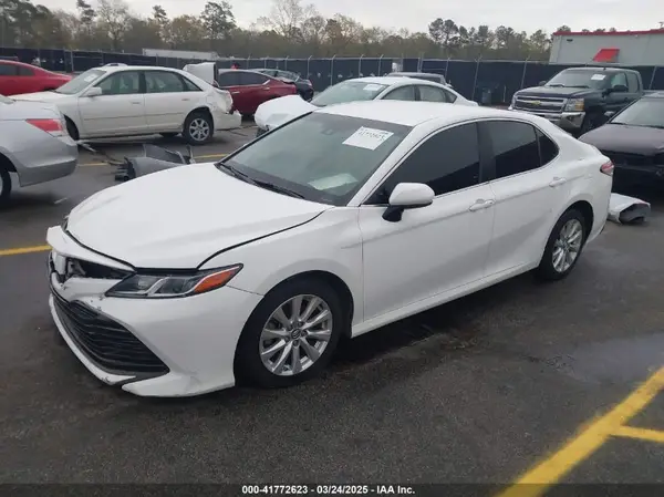 4T1B11HK5JU025659 2018 TOYOTA CAMRY - Image 2