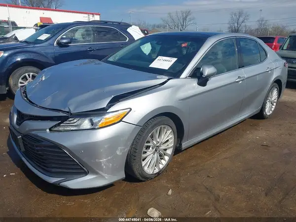 4T1B11HK5JU025810 2018 TOYOTA CAMRY - Image 2