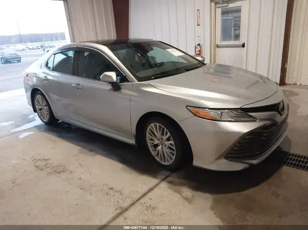 4T1B11HK5JU033759 2018 TOYOTA CAMRY - Image 1
