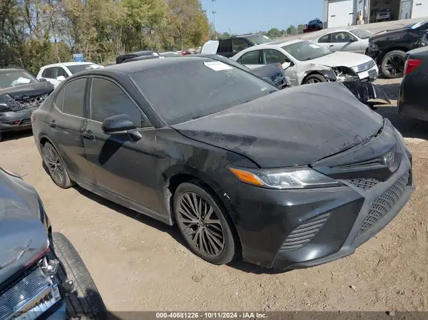 4T1B11HK5JU038640 2018 TOYOTA CAMRY - Image 1