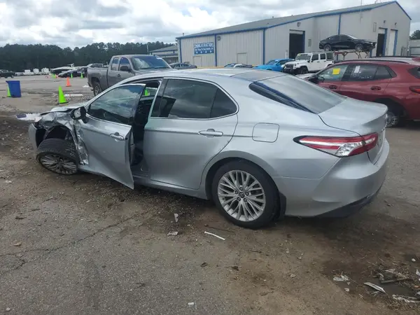 4T1B11HK5JU038959 2018 TOYOTA CAMRY - Image 2