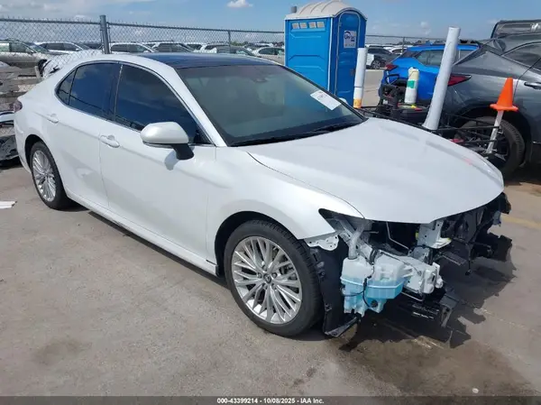 4T1B11HK5JU040176 2018 TOYOTA CAMRY - Image 1
