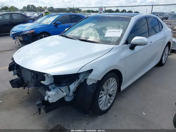 4T1B11HK5JU040176 2018 TOYOTA CAMRY - Image 2