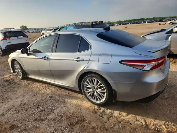 4T1B11HK5JU042218 2018 TOYOTA CAMRY - Image 2