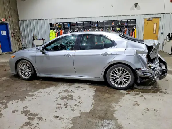 4T1B11HK5JU042705 2018 TOYOTA CAMRY - Image 2