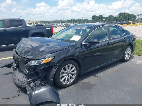 4T1B11HK5JU045281 2018 TOYOTA CAMRY - Image 2