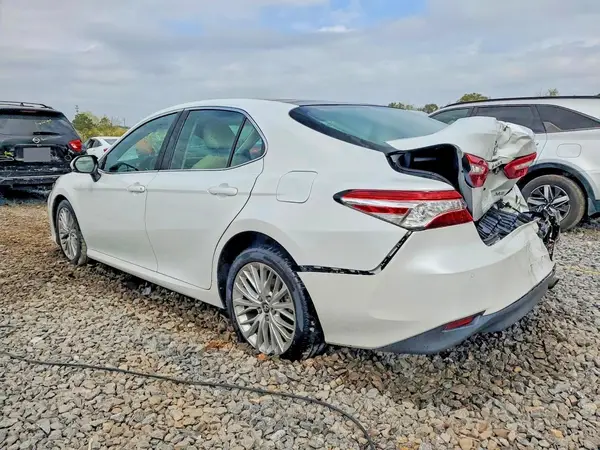4T1B11HK5JU048097 2018 TOYOTA CAMRY - Image 2