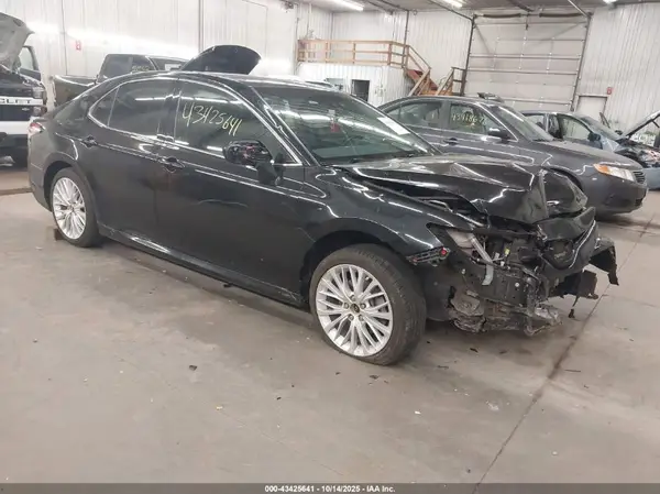 4T1B11HK5JU048276 2018 TOYOTA CAMRY - Image 1