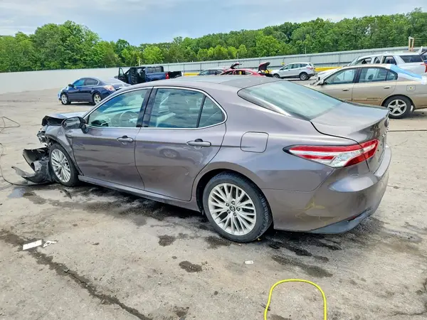 4T1B11HK5JU060542 2018 TOYOTA CAMRY - Image 2
