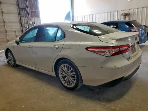 4T1B11HK5JU060640 2018 TOYOTA CAMRY - Image 2