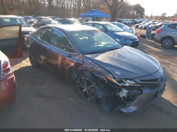 4T1B11HK5JU061125 2018 TOYOTA CAMRY - Image 1