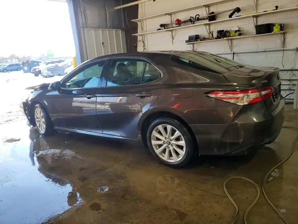 4T1B11HK5JU064719 2018 TOYOTA CAMRY - Image 2