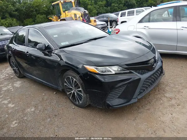 4T1B11HK5JU066812 2018 TOYOTA CAMRY - Image 1
