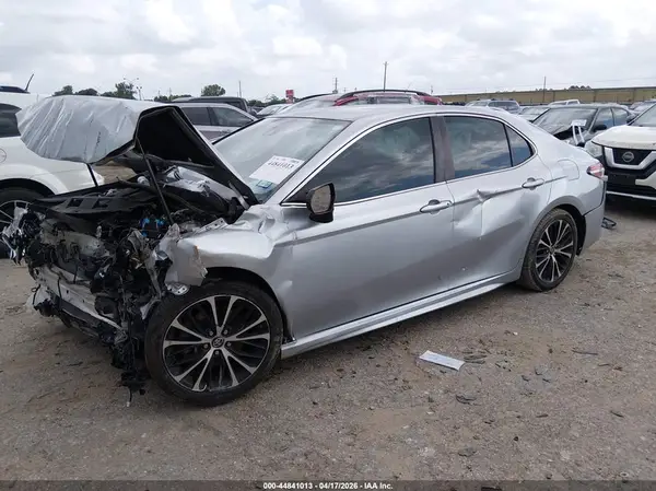 4T1B11HK5JU067300 2018 TOYOTA CAMRY - Image 2