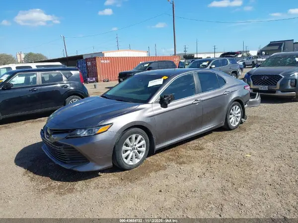 4T1B11HK5JU067569 2018 TOYOTA CAMRY - Image 2