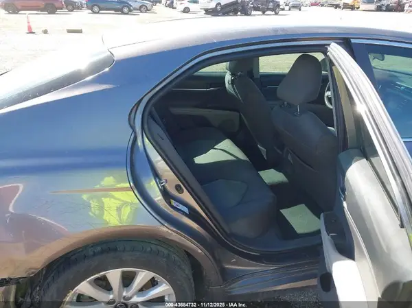 4T1B11HK5JU067569 2018 TOYOTA CAMRY - Image 8