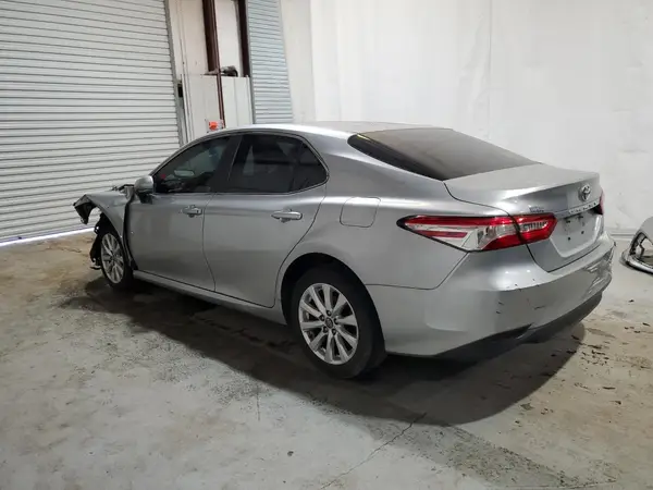 4T1B11HK5JU068432 2018 TOYOTA CAMRY - Image 2