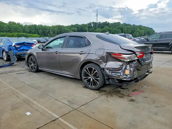 4T1B11HK5JU070066 2018 TOYOTA CAMRY - Image 2