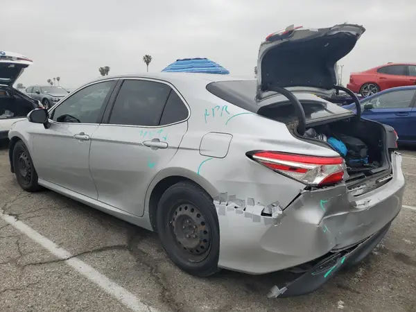 4T1B11HK5JU070598 2018 TOYOTA CAMRY - Image 2