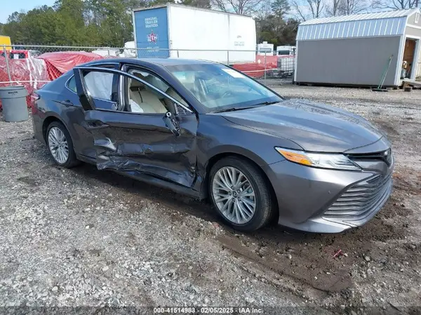 4T1B11HK5JU070746 2018 TOYOTA CAMRY - Image 1