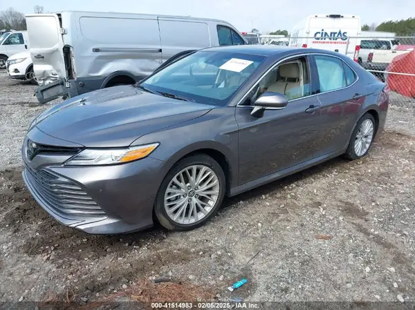 4T1B11HK5JU070746 2018 TOYOTA CAMRY - Image 2
