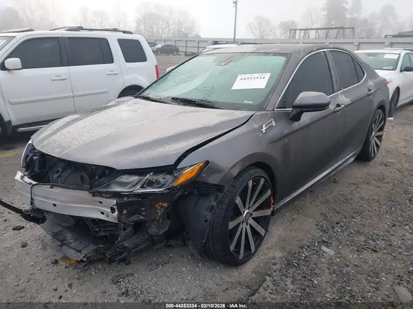 4T1B11HK5JU073209 2018 TOYOTA CAMRY - Image 2