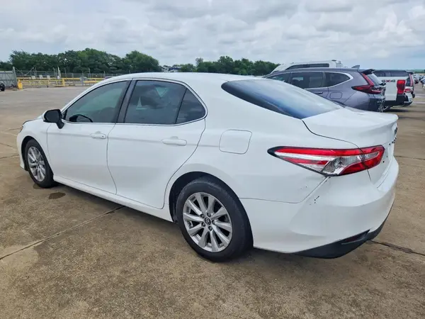 4T1B11HK5JU074019 2018 TOYOTA CAMRY - Image 2