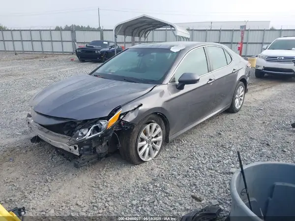 4T1B11HK5JU075851 2018 TOYOTA CAMRY - Image 2
