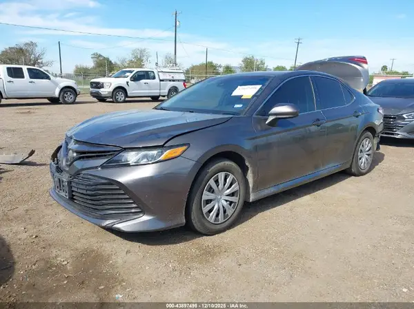 4T1B11HK5JU076451 2018 TOYOTA CAMRY - Image 2