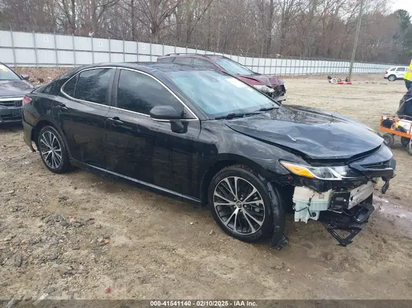 4T1B11HK5JU077048 2018 TOYOTA CAMRY - Image 1