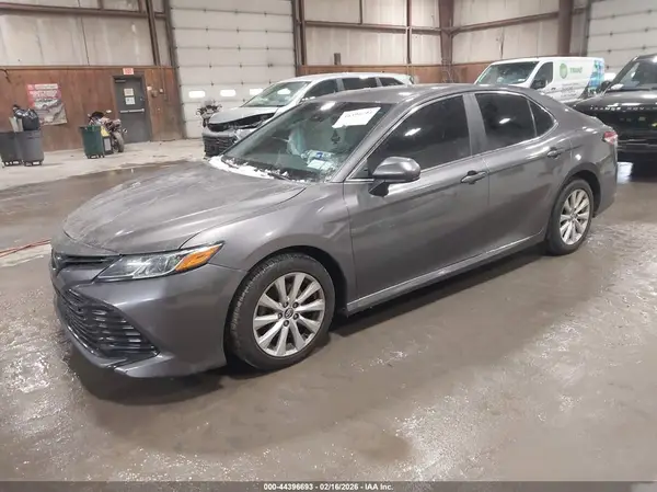 4T1B11HK5JU077390 2018 TOYOTA CAMRY - Image 2