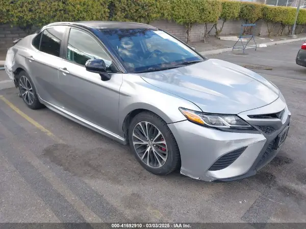 4T1B11HK5JU079401 2018 TOYOTA CAMRY - Image 1